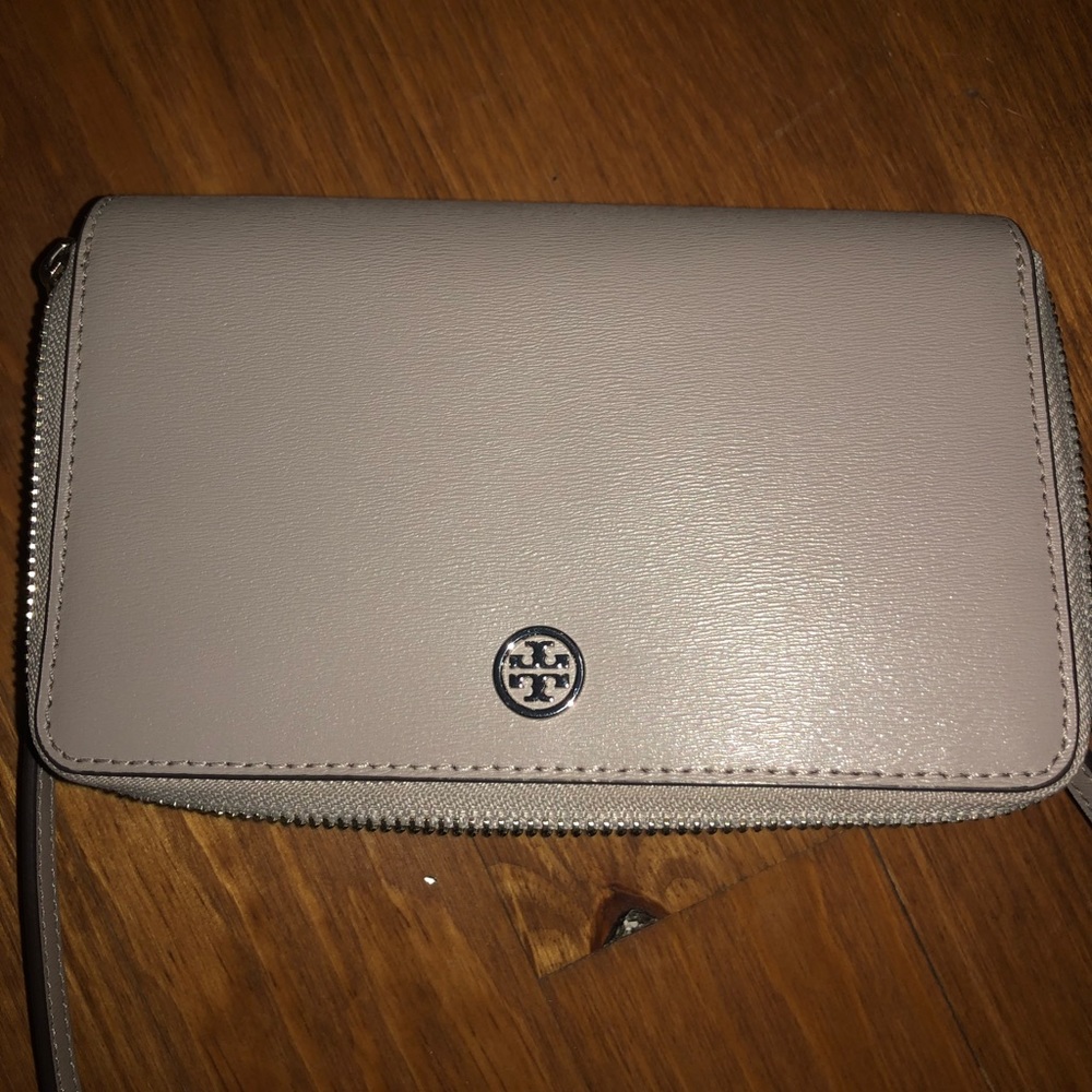 AUTHENTIC Tory Burch crossbody. NEW condition
